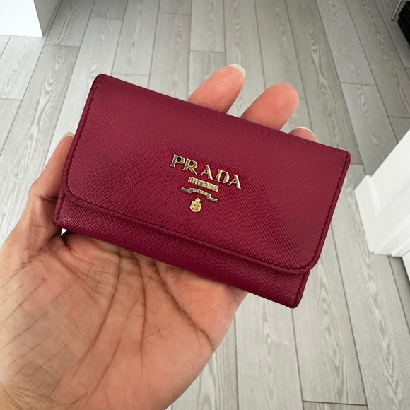 Prada - Picture 1 of 4